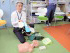 人形とAEDを使用した心肺蘇生法の説明